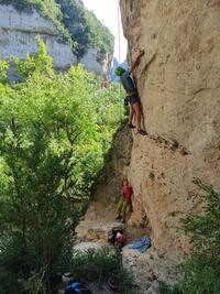 Jean Ba avec le rocher aiguille au dessus du casque Jean Ba avec le rocher aiguille au dessus du casque